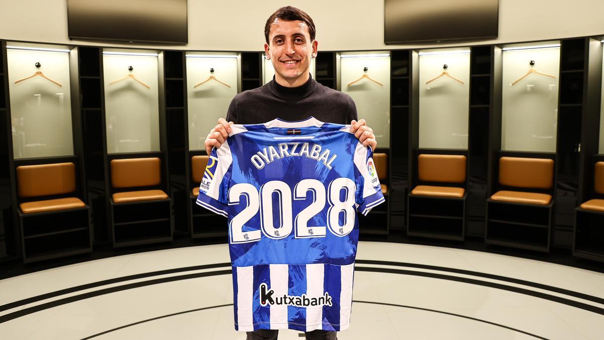 Mikel Oyarzabal posa en el vestuario de Anoeta tras firmar su renovación.
