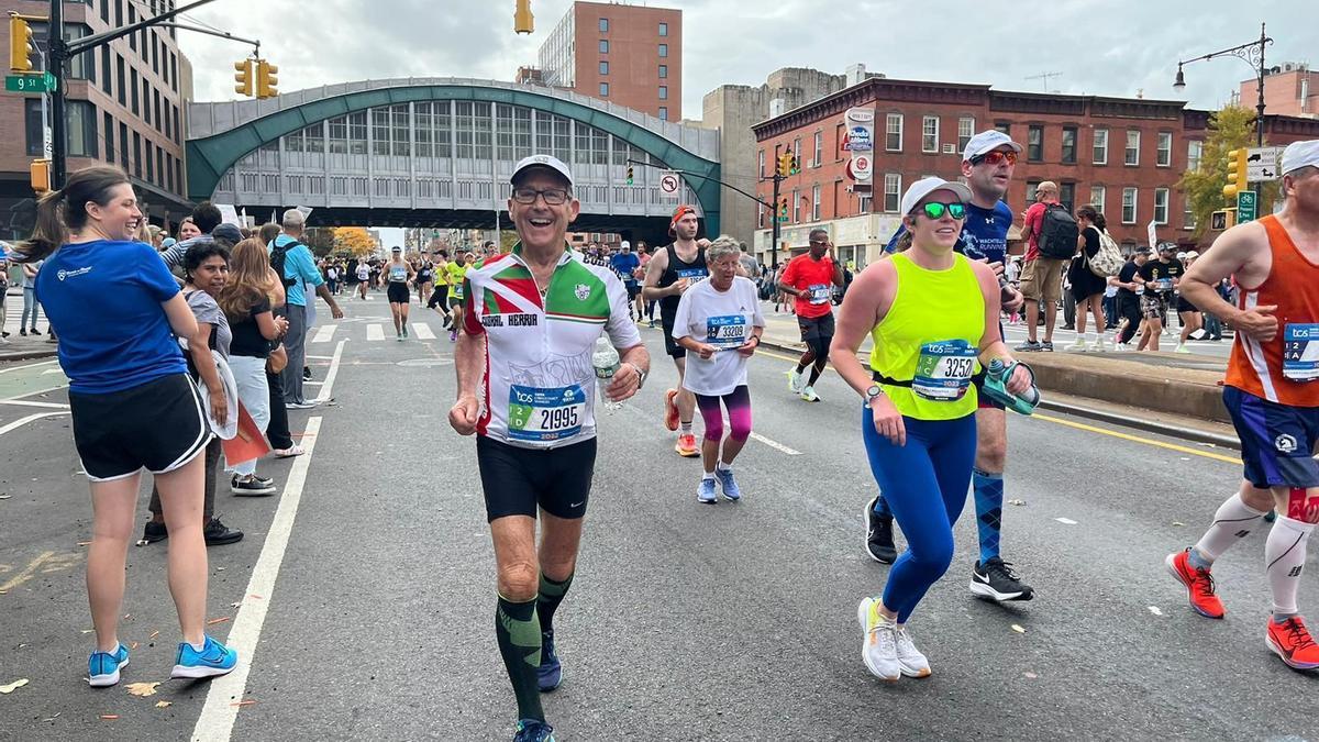 Un sonriente Mikel Ustaran disfruta corriendo por Nueva York durante la última maratón