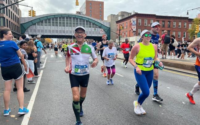 Un sonriente Mikel Ustaran disfruta corriendo por Nueva York durante la última maratón