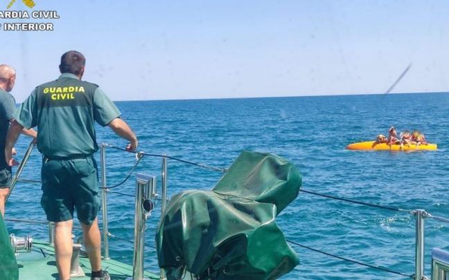 Rescate de la familia a la deriva tras el vuelco de la embarcación. Rescate de la familia a la deriva tras el vuelco de la embarcación.