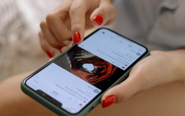 Una persona consultando Instagram.