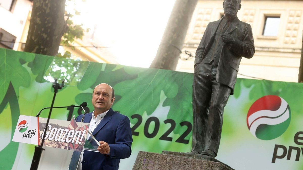 Andoni Ortuzar aplaude tras dirigirse ayer a militantes y simpatizantes en los Jardines de Albia de Bilbao, el día del 127 aniversario del nacimiento del PNV.
