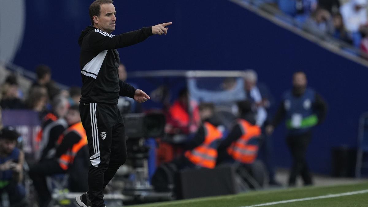 El entrenador de Osasuna Jagoba Arrasate da instrucciones a sus jugadores