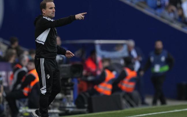 El entrenador de Osasuna Jagoba Arrasate da instrucciones a sus jugadores El entrenador de Osasuna Jagoba Arrasate da instrucciones a sus jugadores