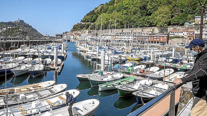 Dársena deportiva del muelle de Donostia, donde se encuentran los amarres objeto de controversia.