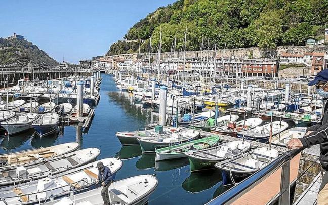Dársena deportiva del muelle de Donostia, donde se encuentran los amarres objeto de controversia.
