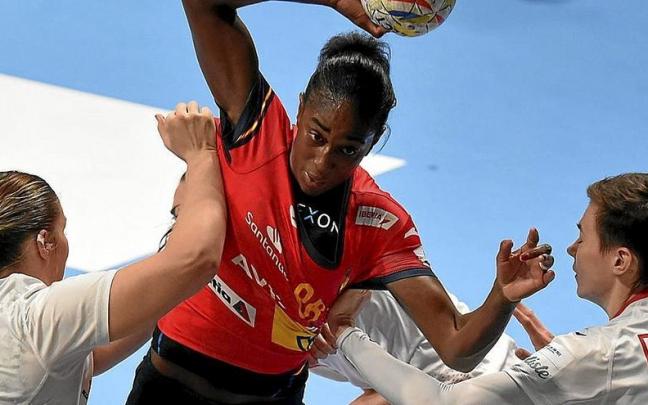 Alexandrina Cabral Barbosa, defendida por las polacas.