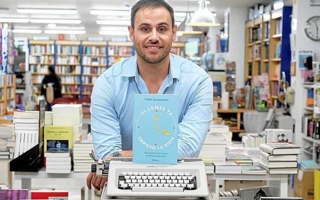Pablo Zumaquero, posando con su nuevo libro. Pablo Zumaquero, posando con su nuevo libro.