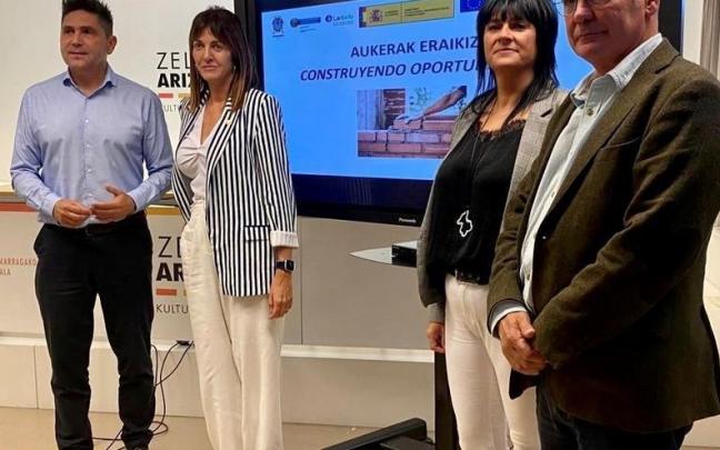Idoia Mendia adelanta en Zumarraga el despliegue del plan de empleo para perceptores de RGI o IMV parados de larga duración.