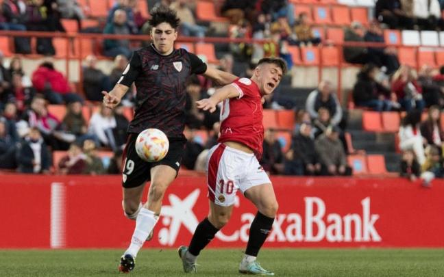 El cachorro Alex Rego supera a Aarón, del Nàstic.