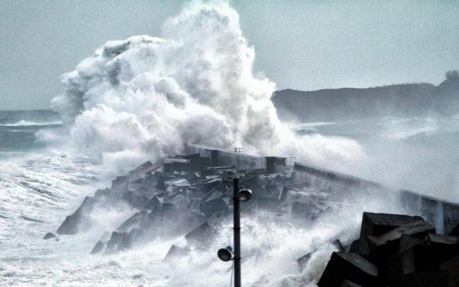 En el año 2014, la costa vasca fue sacudida por cinco temporales consecutivos que provocaron decenas de millones de euros en daños materiales. En el año 2014, la costa vasca fue sacudida por cinco temporales consecutivos que provocaron decenas de millones de euros en daños materiales.