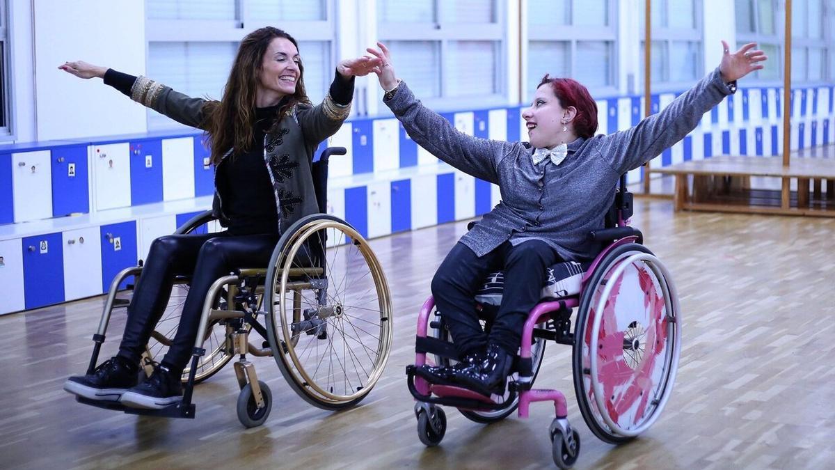 Ensayo de baile de Idoia Iturri y su profesora Esther Amorós