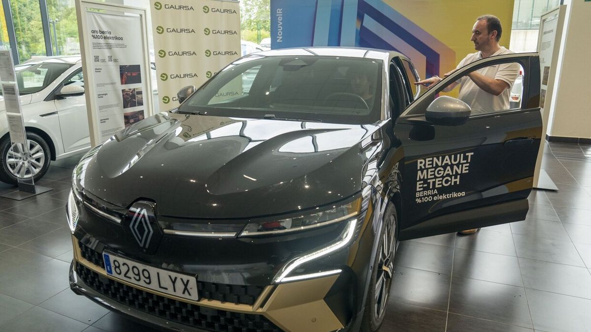 Un cliente prueba en un concesionario de Oiartuzn el nuevo Renault Megane E-TECH, 100% eléctrico.