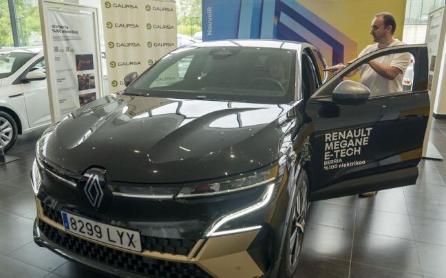 Un cliente prueba en un concesionario de Oiartuzn el nuevo Renault Megane E-TECH, 100% eléctrico. Un cliente prueba en un concesionario de Oiartuzn el nuevo Renault Megane E-TECH, 100% eléctrico.