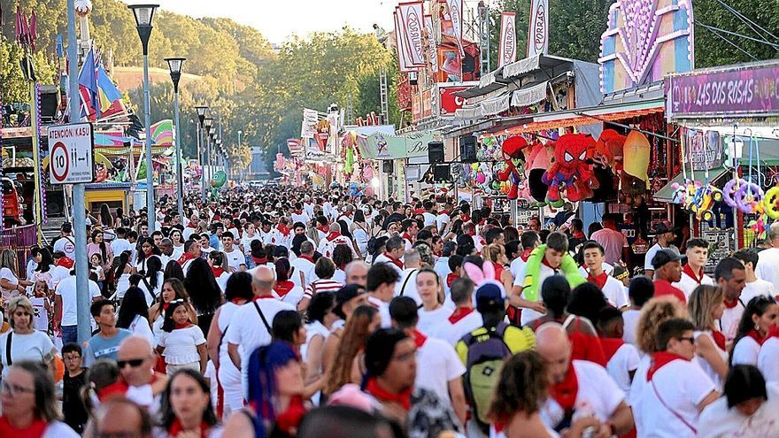 Gente de todas las edades acude a las Barracas a disfrutar de una tarde llena de entretenimiento y diversi&oacute;n.