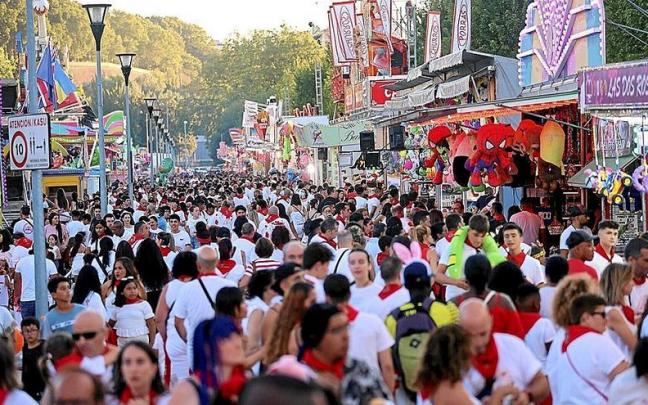 Gente de todas las edades acude a las Barracas a disfrutar de una tarde llena de entretenimiento y diversi&oacute;n.