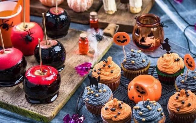 Magdalenas y manzanas caramelizadas inspiradas en Halloween.&nbsp;