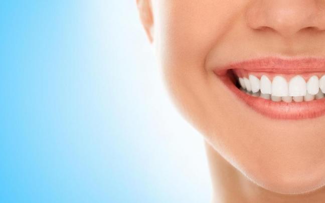 Bonita sonrisa con dientes blancos.