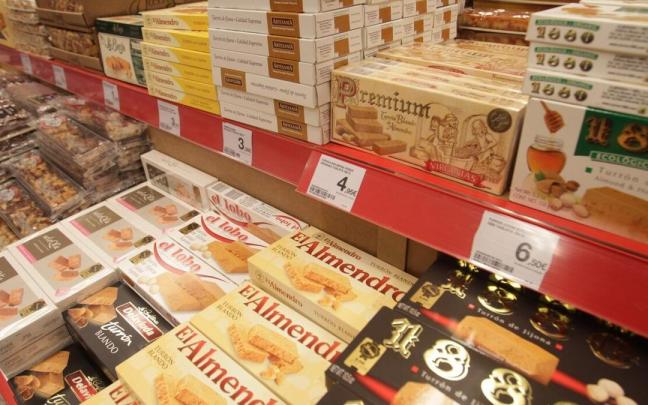 Turrones en la estanter&iacute;a de un supermercado.
