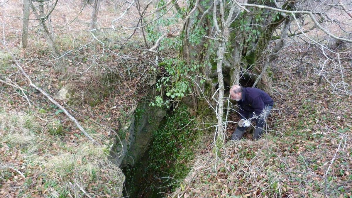 Paco Etxeberria, uno de los investigadores del caso, ante la sima de Legarrea.