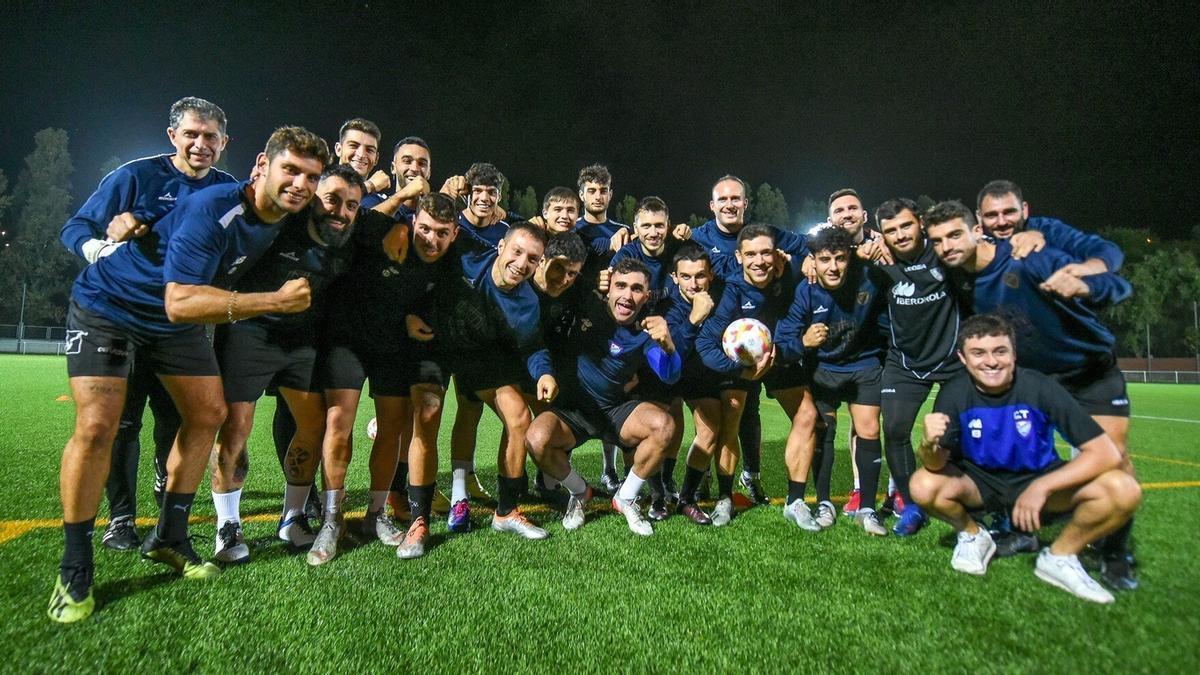 La plantilla del Dinamo posa durante el entrenamiento del lunes, que efectuó en el campo de Errotarte, en Trapagaran.