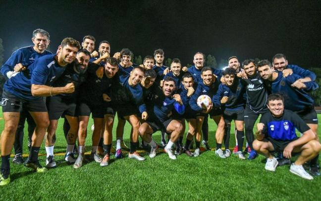 La plantilla del Dinamo posa durante el entrenamiento del lunes, que efectu&oacute; en el campo de Errotarte, en Trapagaran.