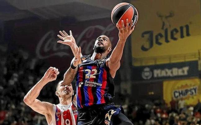 Higgins se eleva para intentar una bandeja durante el Estrella Roja-Bar&ccedil;a de este curso.