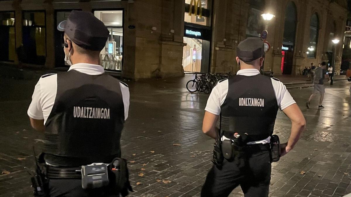 Dos agentes de la Guardia Municipal patrullan de noche por Donostia