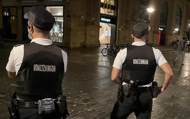 Dos agentes de la Guardia Municipal patrullan de noche por Donostia Dos agentes de la Guardia Municipal patrullan de noche por Donostia