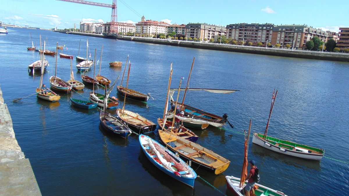 Espectacular panorámica con las embarcaciones en la ría y el Puente Colgante al fondo.