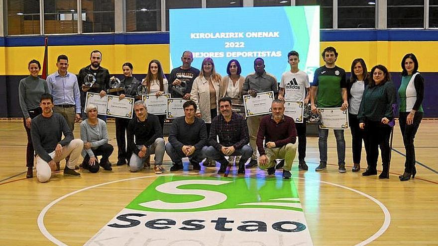 Foto de familia de las autoridades y los premiados.