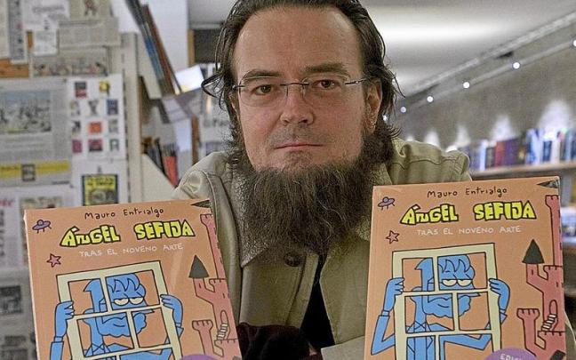 El creador gasteiztarra junto a un &aacute;lbum anterior de su conocido personaje. | FOTO: ALEX LARRETXI