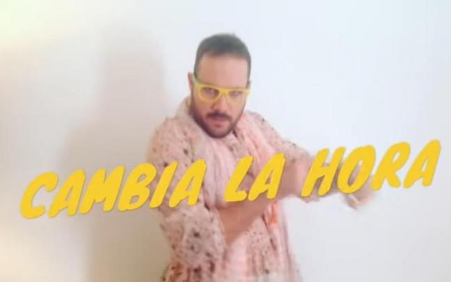 Un fragmento del vídeo de la canción sobre el cambio de hora.
