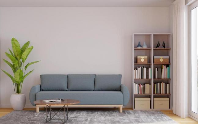 Salón espacioso con una estantería llena de libros.