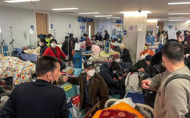 Un hospital de Shanghái, saturado por los casos de covid.
