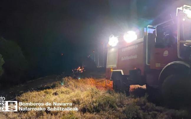 Bomberos de Navarra, en el lugar del suceso, en la Corraliza de Valdecuco, en Tudela.
