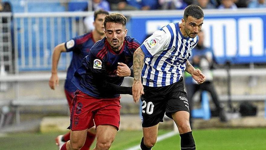 Rober González defiende un balón durante el último choque entre el Alavés y el Albacete en Mendizorroza.