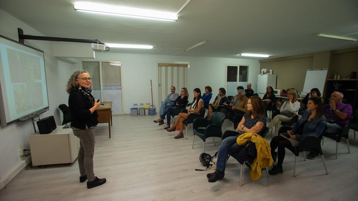 Isabel Azcona, orientadora familiar y educadora social, imparte una charla en la sede de Afadena, en Pamplona.