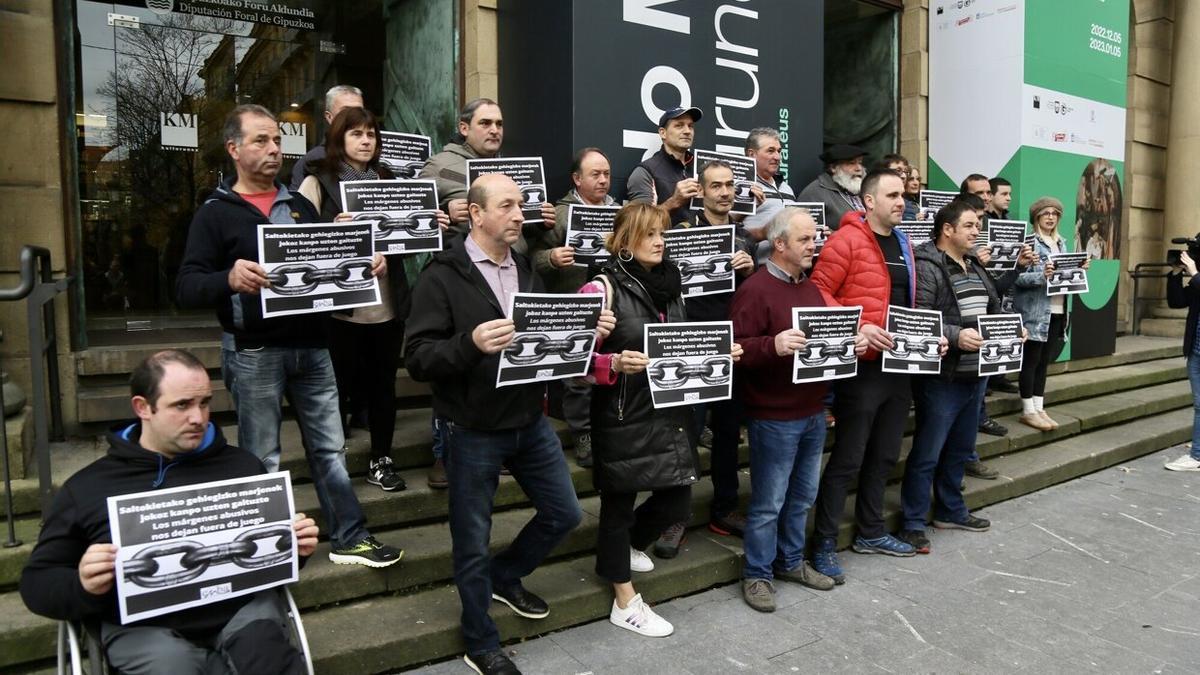 Baserritarras y miembros de Enba, durante la comparecencia de este lunes en Donostia.