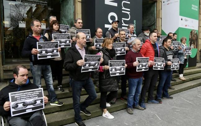 Baserritarras y miembros de Enba, durante la comparecencia de este lunes en Donostia. Baserritarras y miembros de Enba, durante la comparecencia de este lunes en Donostia.