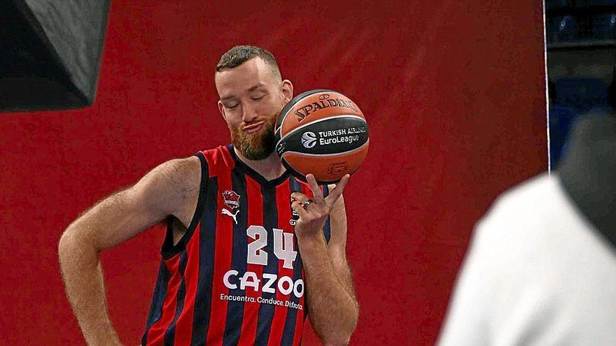 Costello realiza una mueca graciosa en el ‘Media Day’ en el Buesa Arena. Foto: Baskonia | FOTO: PILAR BARCO