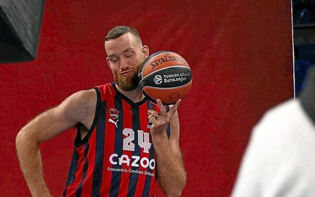 Costello realiza una mueca graciosa en el ‘Media Day’ en el Buesa Arena. Foto: Baskonia | FOTO: PILAR BARCO Costello realiza una mueca graciosa en el ‘Media Day’ en el Buesa Arena. Foto: Baskonia | FOTO: PILAR BARCO