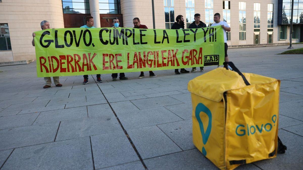 Protesta de LAB enfrente del Palacio de Justicia.