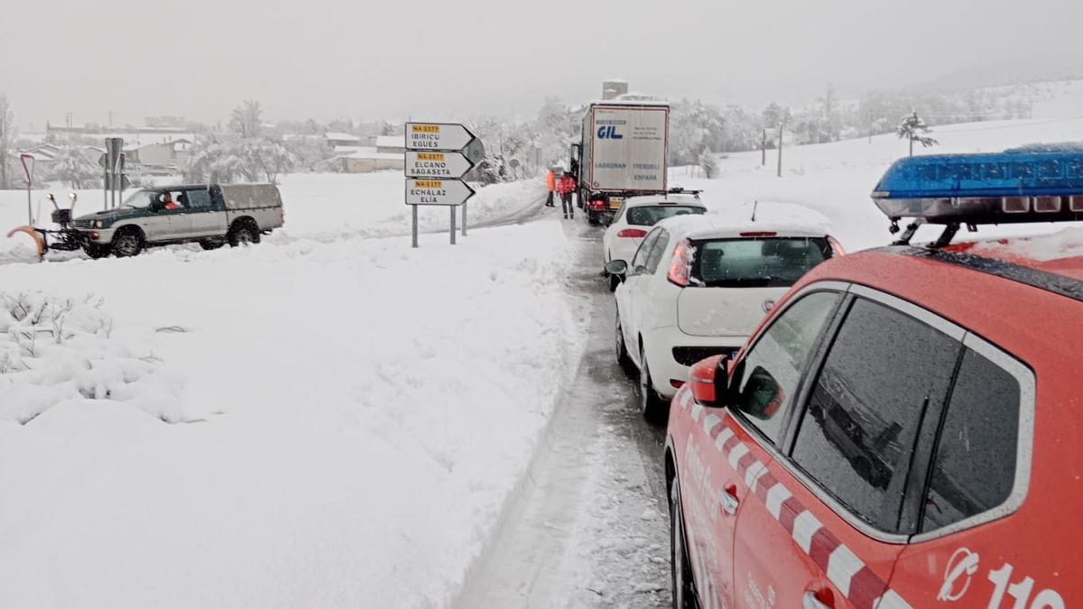 Retenciones esta mañana en las cercanías de Pamplona (cruce NA-2370/NA-150, travesía de Elcano).