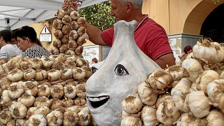 Un puesto de ajos locales en una edición anterior de la feria.