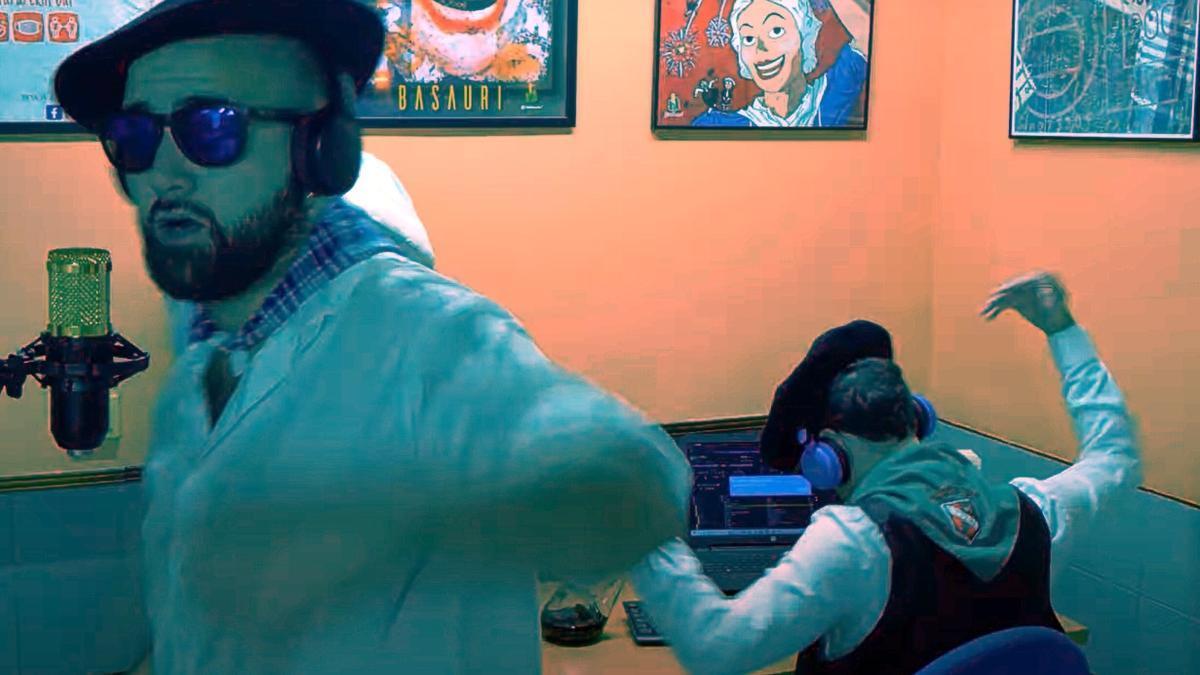 Momento del videoclip de Ángel Collado y su adaptación del ‘Quédate’.