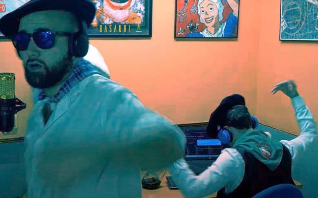 Momento del videoclip de Ángel Collado y su adaptación del ‘Quédate’. Momento del videoclip de Ángel Collado y su adaptación del ‘Quédate’.