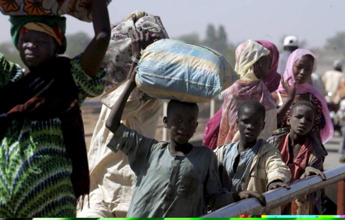 Refugiados caminan por El Chad.