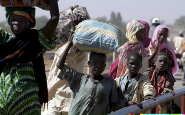 Refugiados caminan por El Chad.