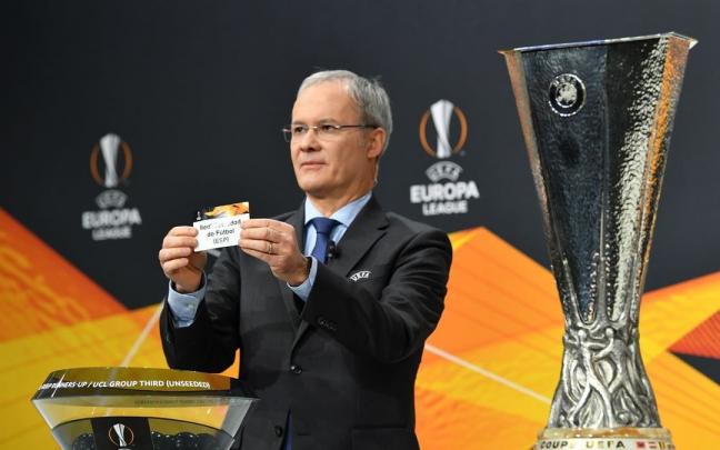 Giorgio Marchetti, ejecutivo de la UEFA, muestra la papeleta de la Real durante un sorteo europeo.